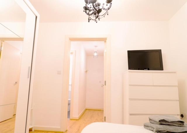 Lovely 1-Bed Apartment In Hackney Londra Exterior foto